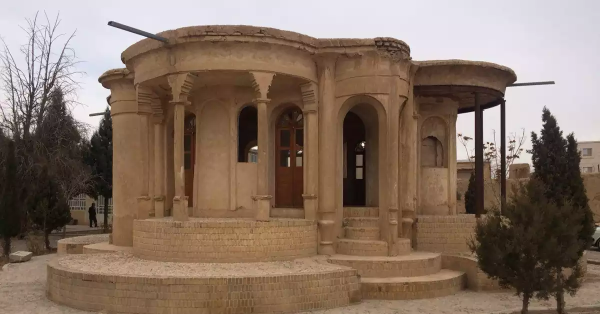 عمارت تاریخی کلاه فرنگی آباده | معرفی و تاریخچه